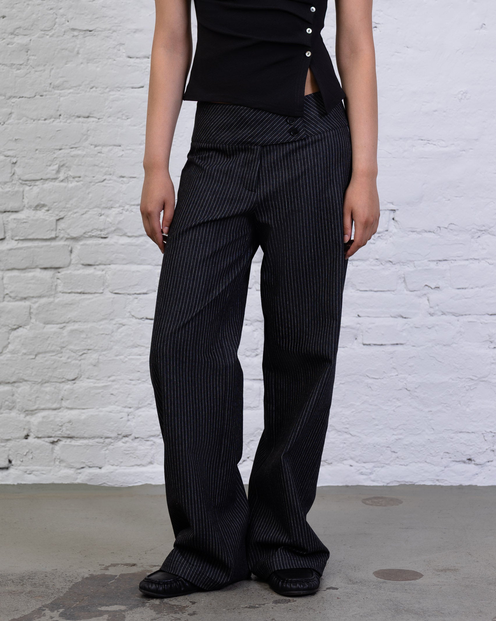 Nadelstreifen Hose mit breitem Bund