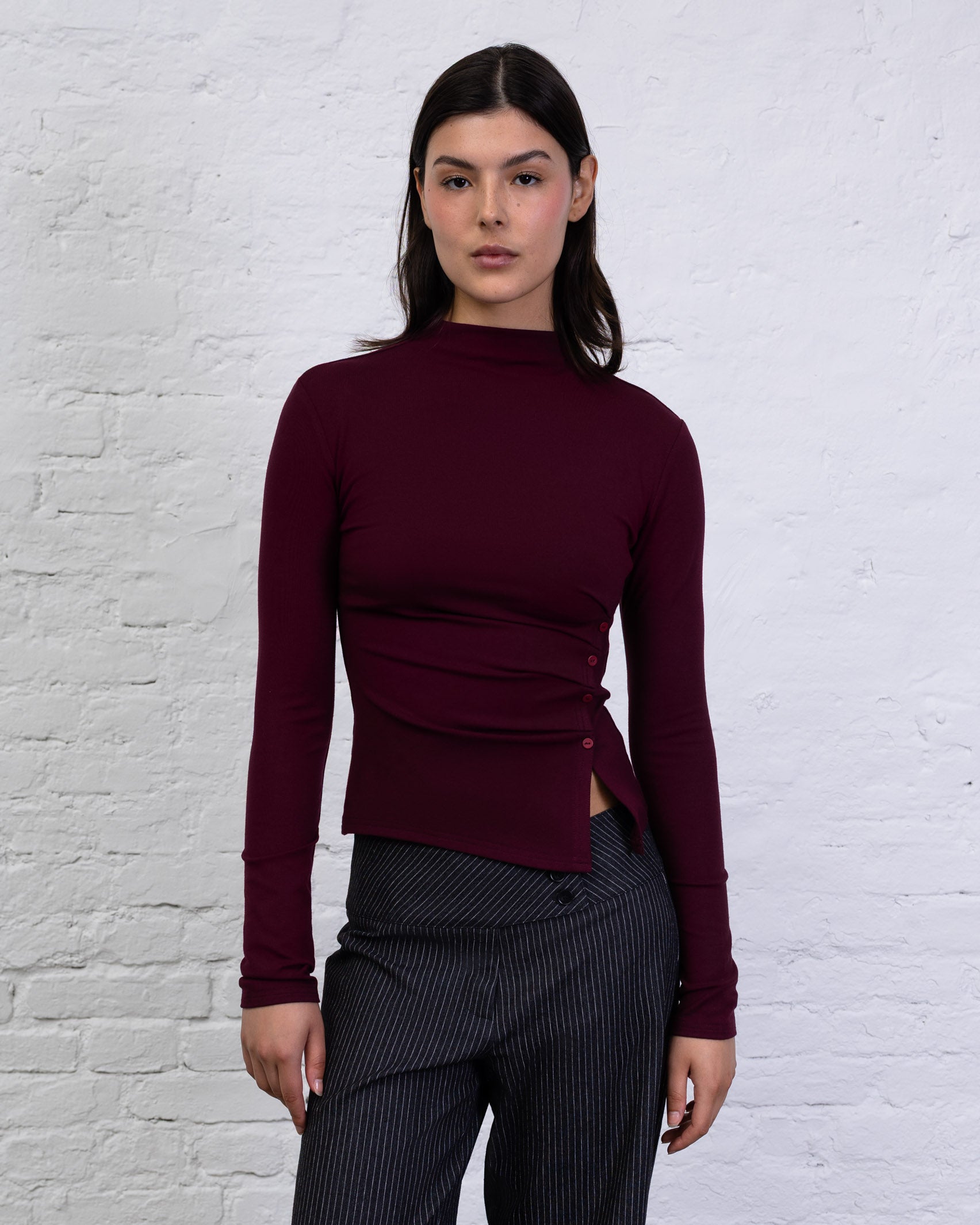 Asymmetrisches Langarmshirt mit Knöpfen