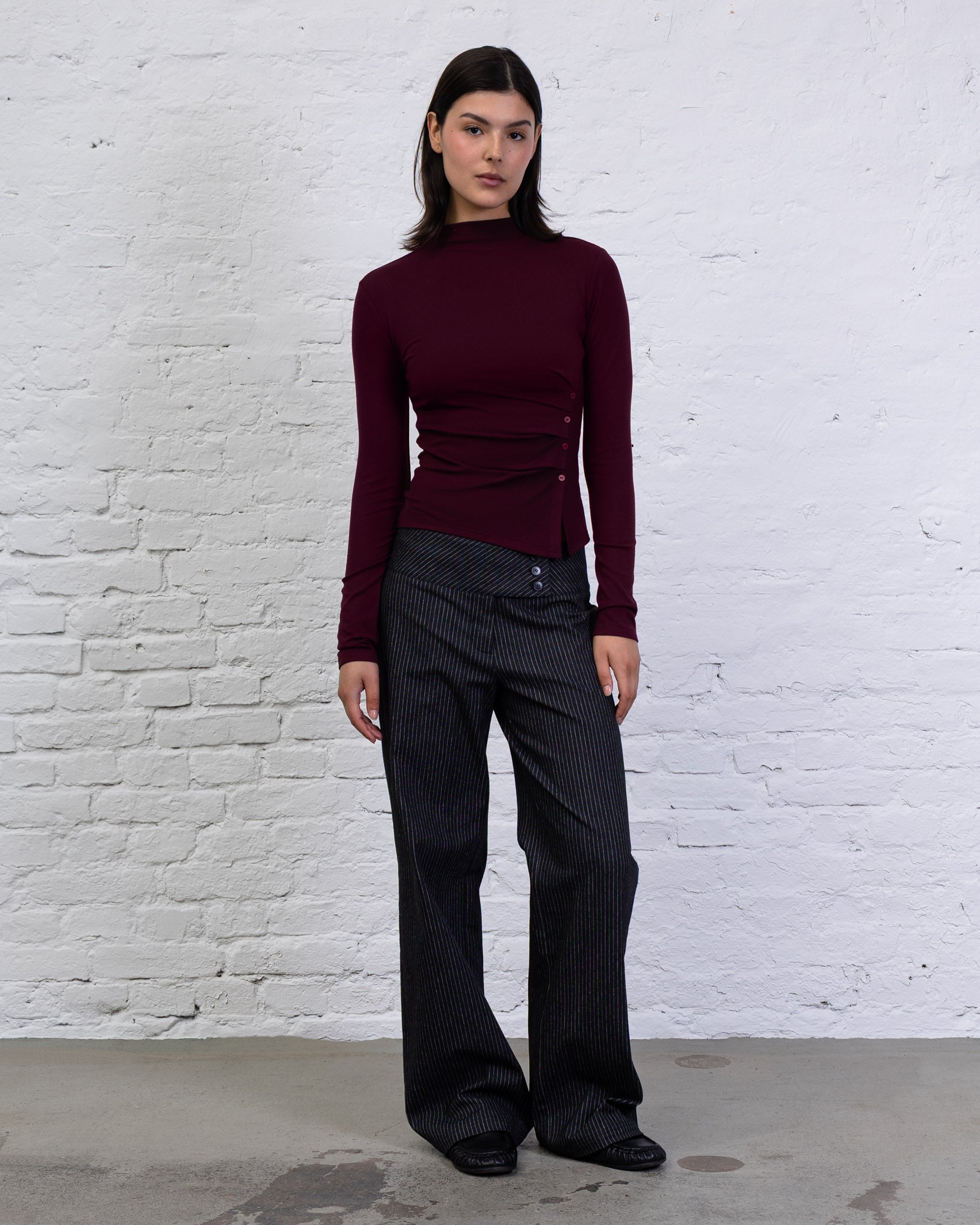 Asymmetrisches Langarmshirt mit Knöpfen
