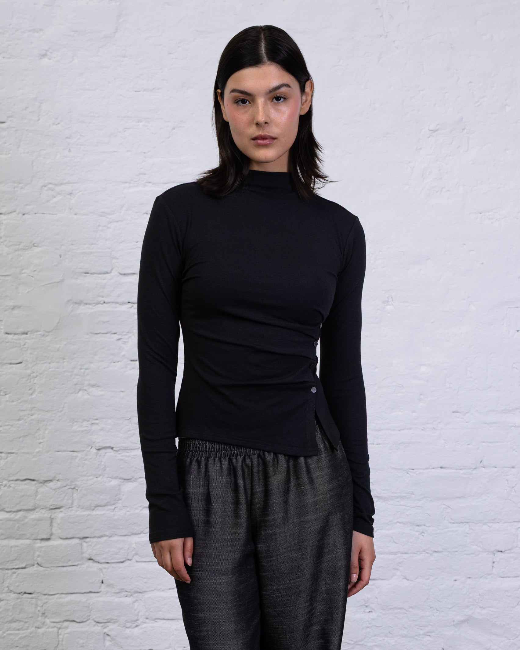 Asymmetrisches Langarmshirt mit Knöpfen