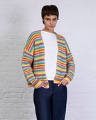 Strickjacke in Regenbogenfarben