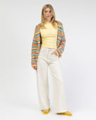 Strickjacke in Regenbogenfarben