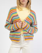 Strickjacke in Regenbogenfarben