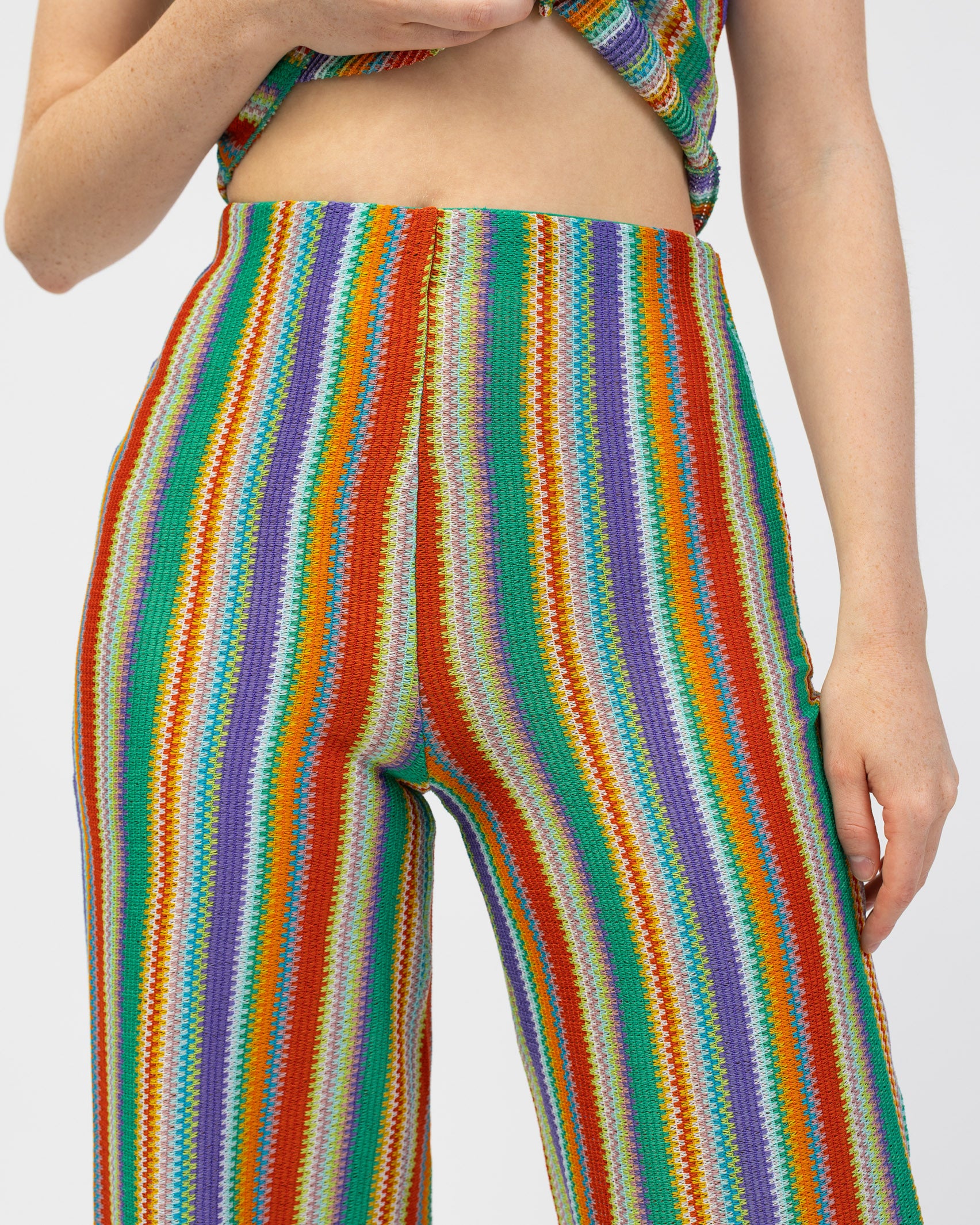 Bunte Hose in Häkeloptik