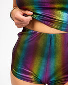 Schimmernde Shorts in bunten Farben