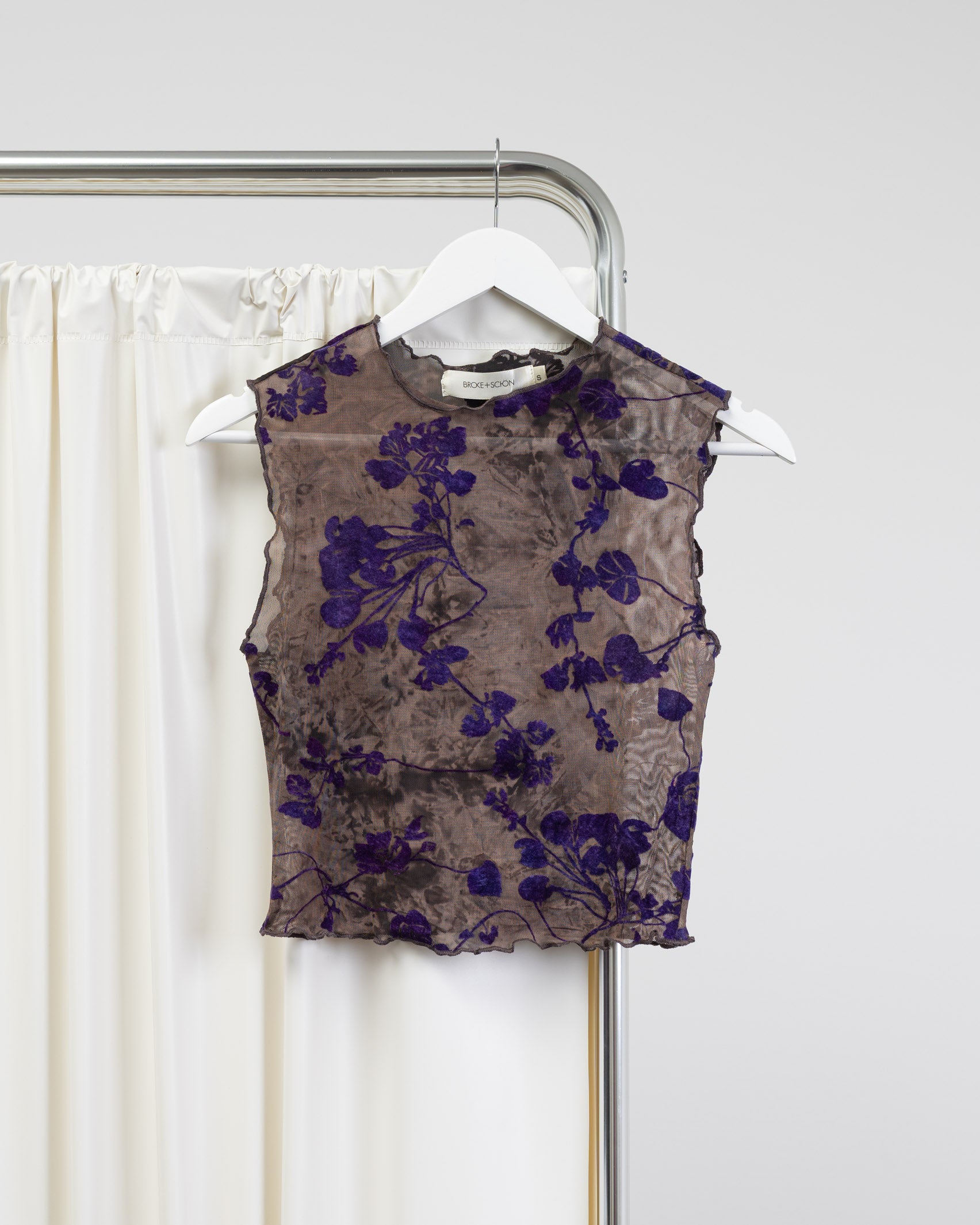 Mesh Top mit samtigen Blumenprint