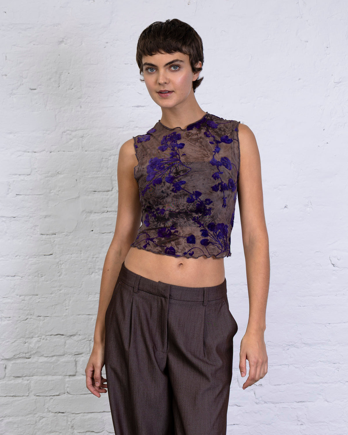 Mesh Top mit samtigem Blumenprint