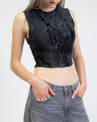 Kurzes Top mit Samtdetails
