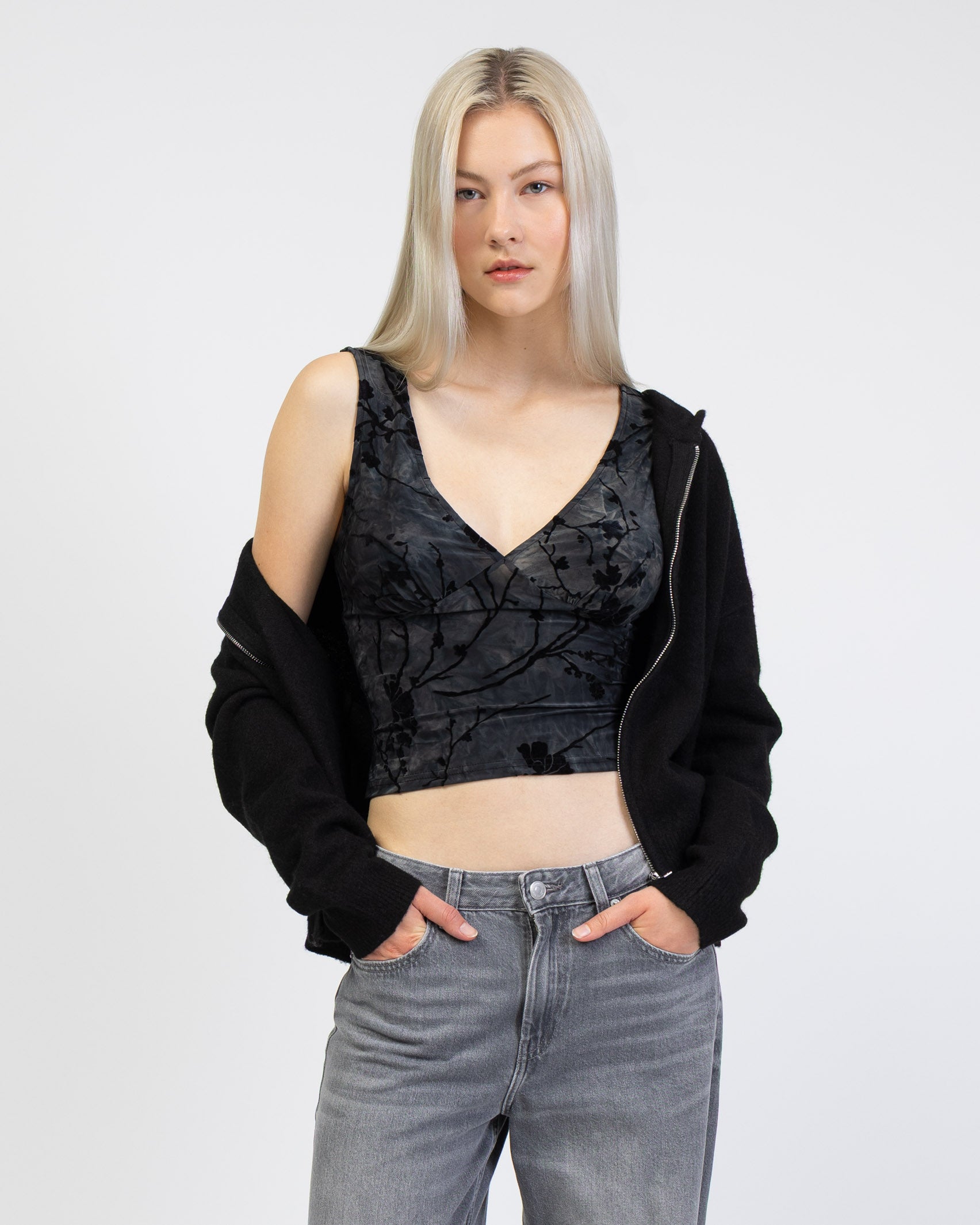 V-Neck Top mit Blumenprint aus Samt