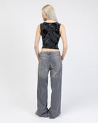 V-Neck Top mit Blumenprint aus Samt