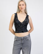 V-Neck Top mit Blumenprint aus Samt