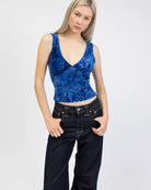 V-Neck Top mit Blumenprint aus Samt