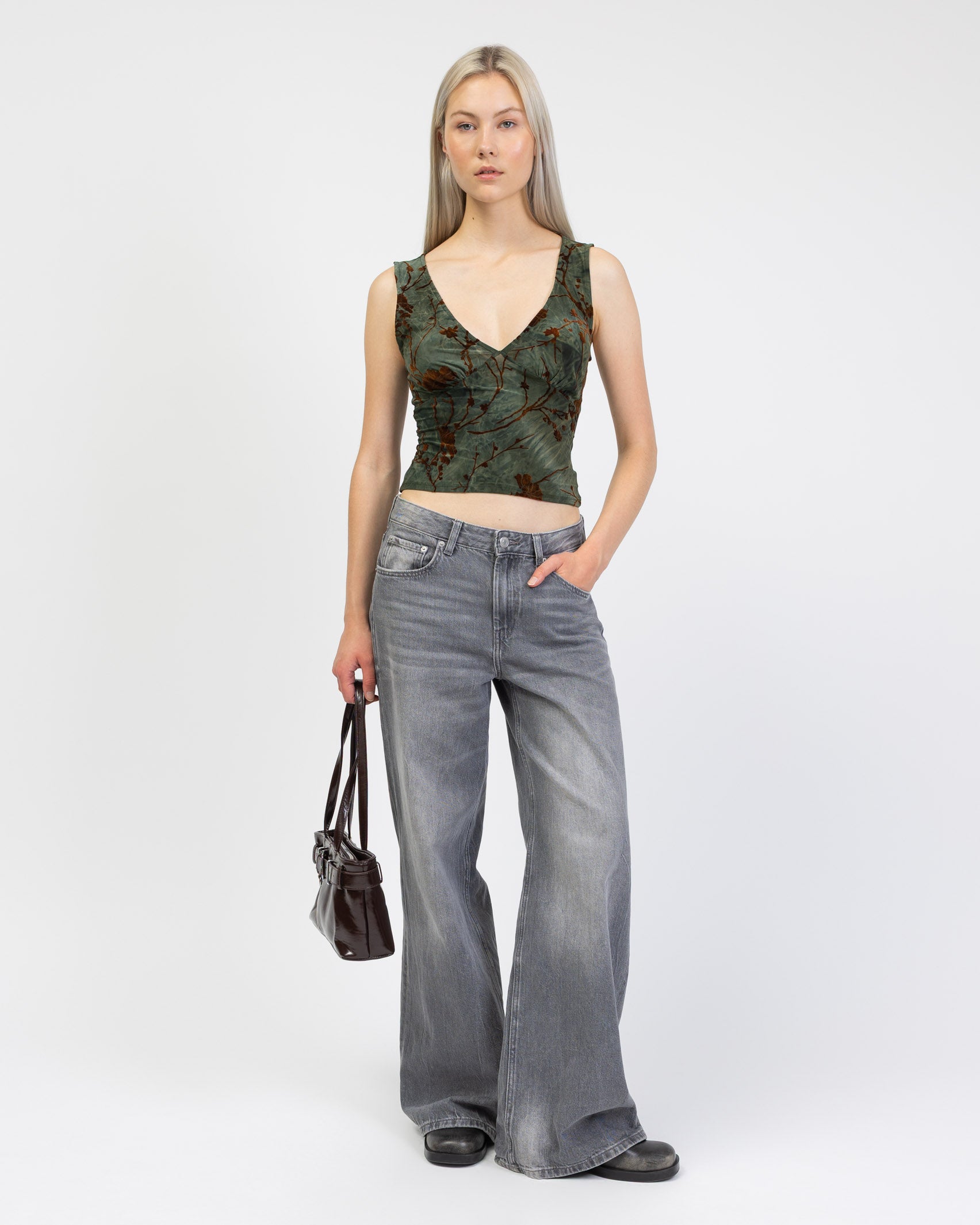 V-Neck Top mit Blumenprint aus Samt