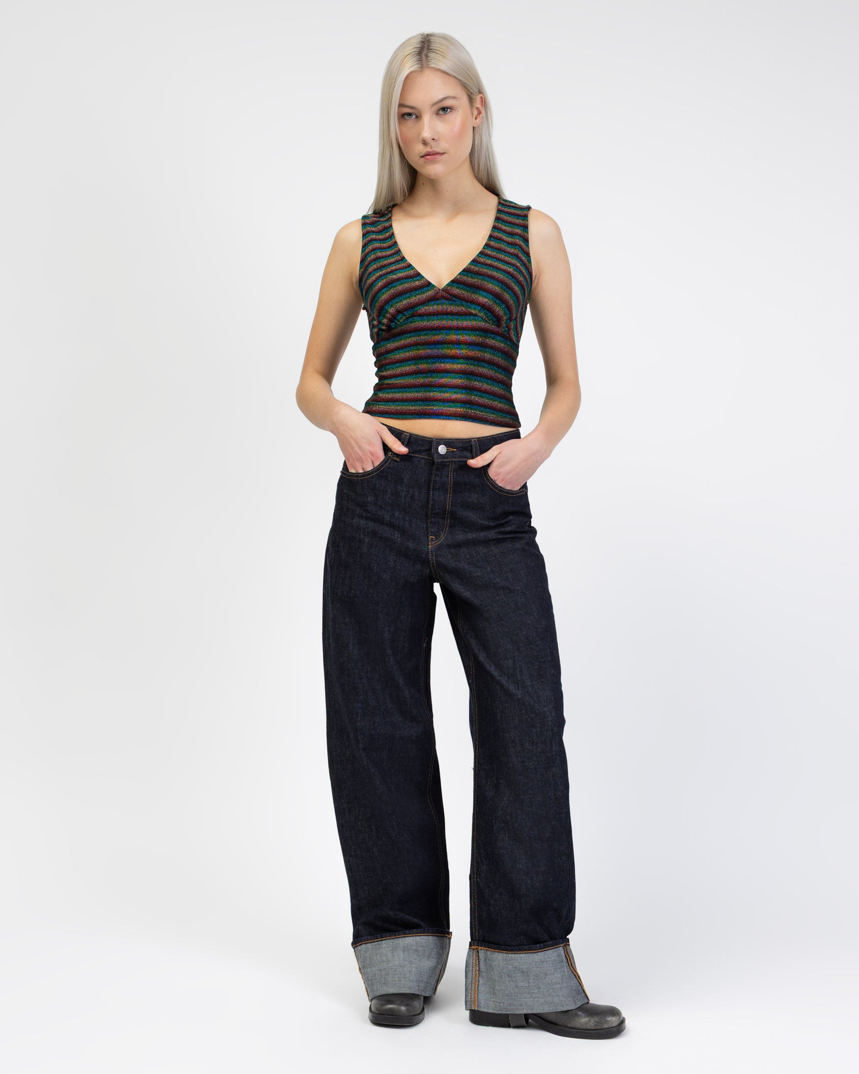 V-Neck Top mit bunt glitzernden Streifen