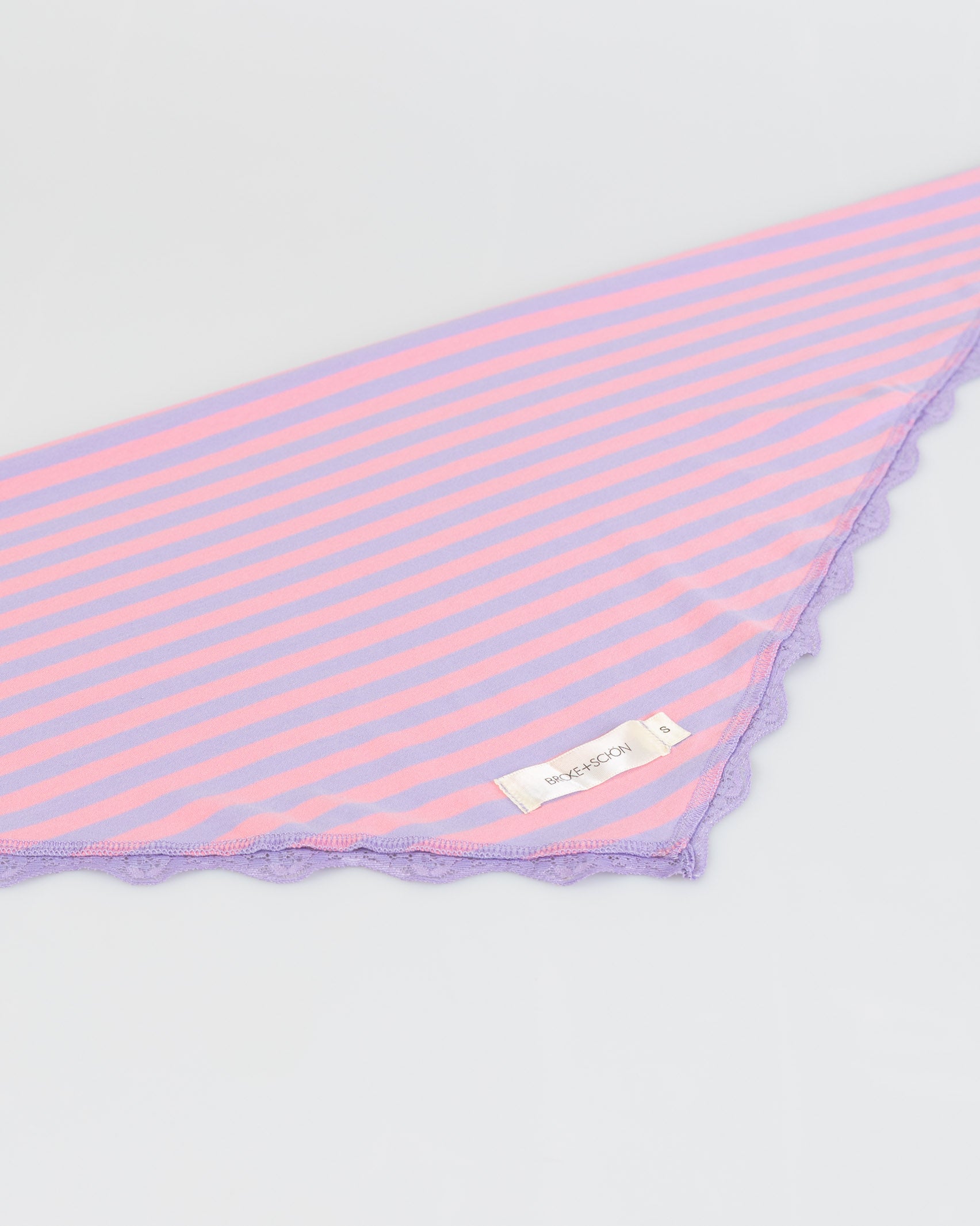 Gestreiftes Tuch mit Spitze