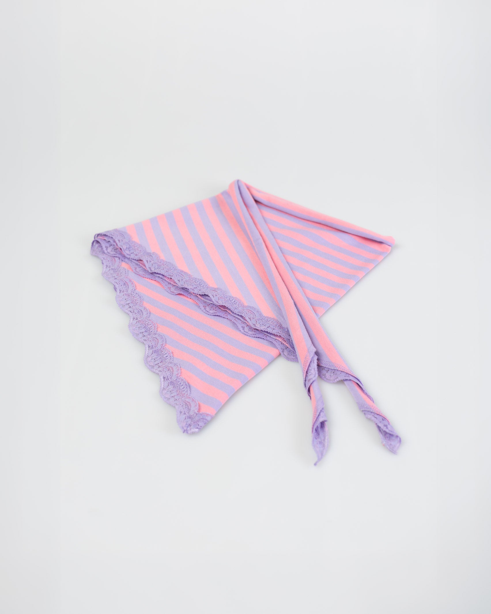Gestreiftes Tuch mit Spitze