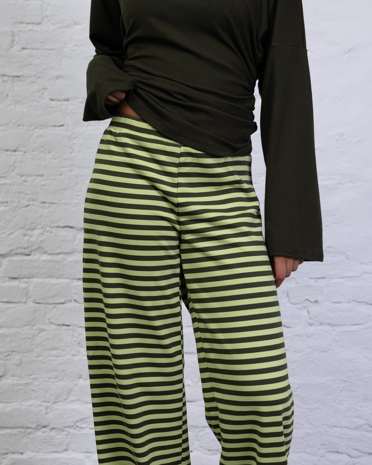 Elastische Hose mit Streifen