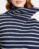 Gestreifter Rollkragenpullover