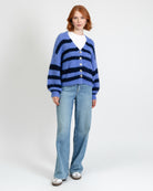 Gestreifte, lockere Strickjacke