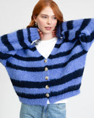 Gestreifte, lockere Strickjacke