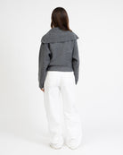 Strickjacke mit überlangem Kragen