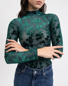 Body mit Blätter Print aus Samt