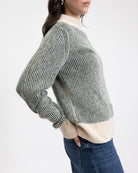 Gestreifter Pullover mit abgesetzten Farben