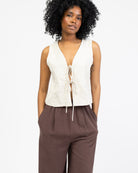 Weste mit floralem Stickmuster