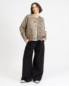 Lockere Strickjacke mit Leoprint