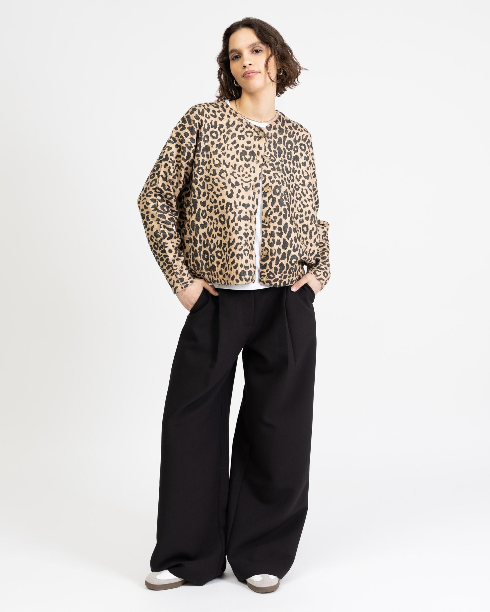 Lockere Strickjacke mit Leoprint