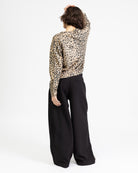 Lockere Strickjacke mit Leoprint