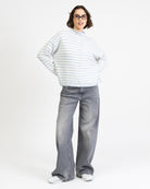 Weite gestreifte Strickjacke