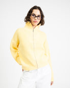 Strickjacke mit hohem Kragen