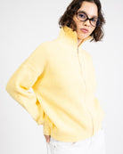 Strickjacke mit hohem Kragen