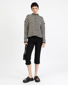 Weite gestreifte Strickjacke