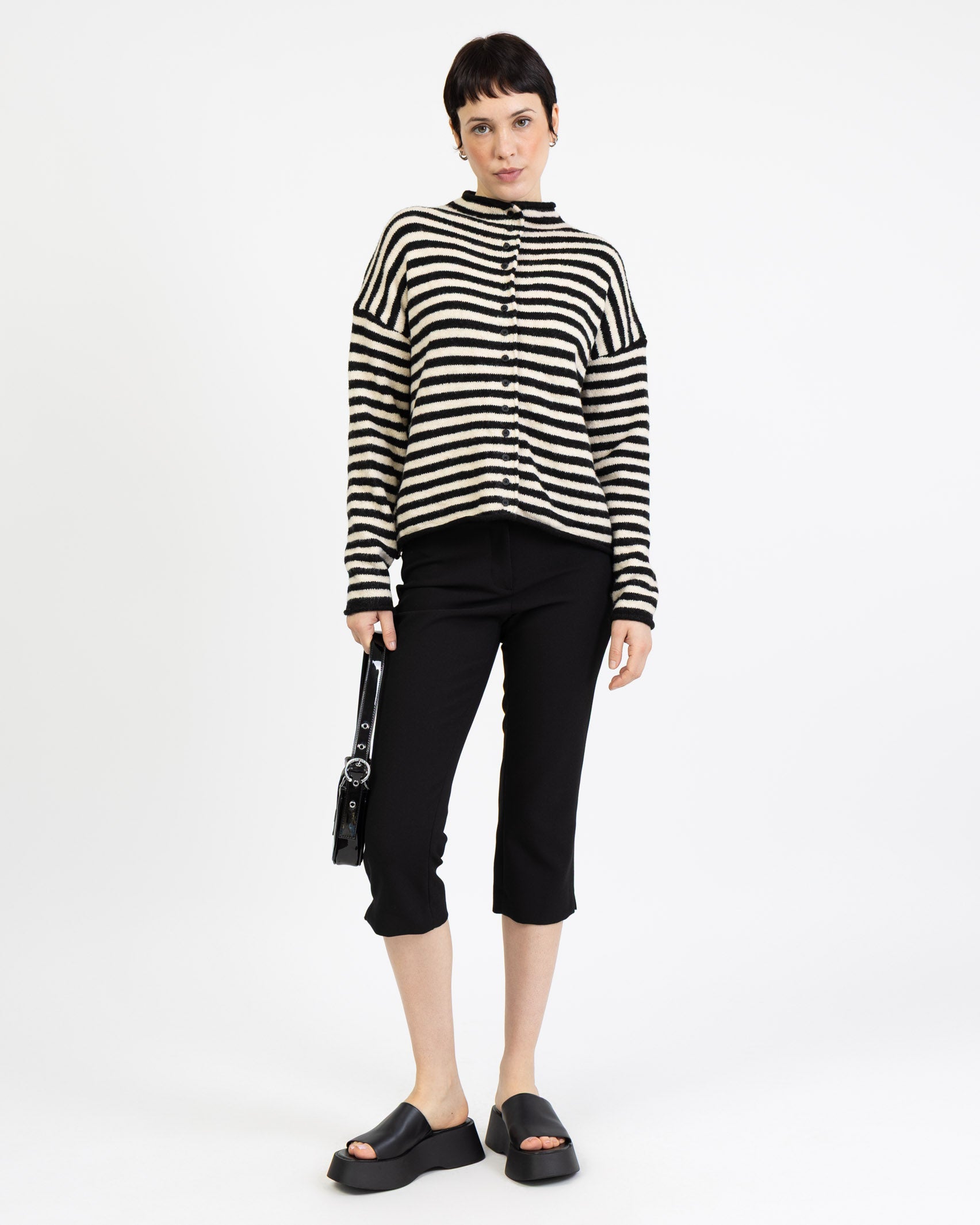 Weite gestreifte Strickjacke