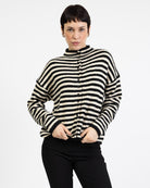 Weite gestreifte Strickjacke
