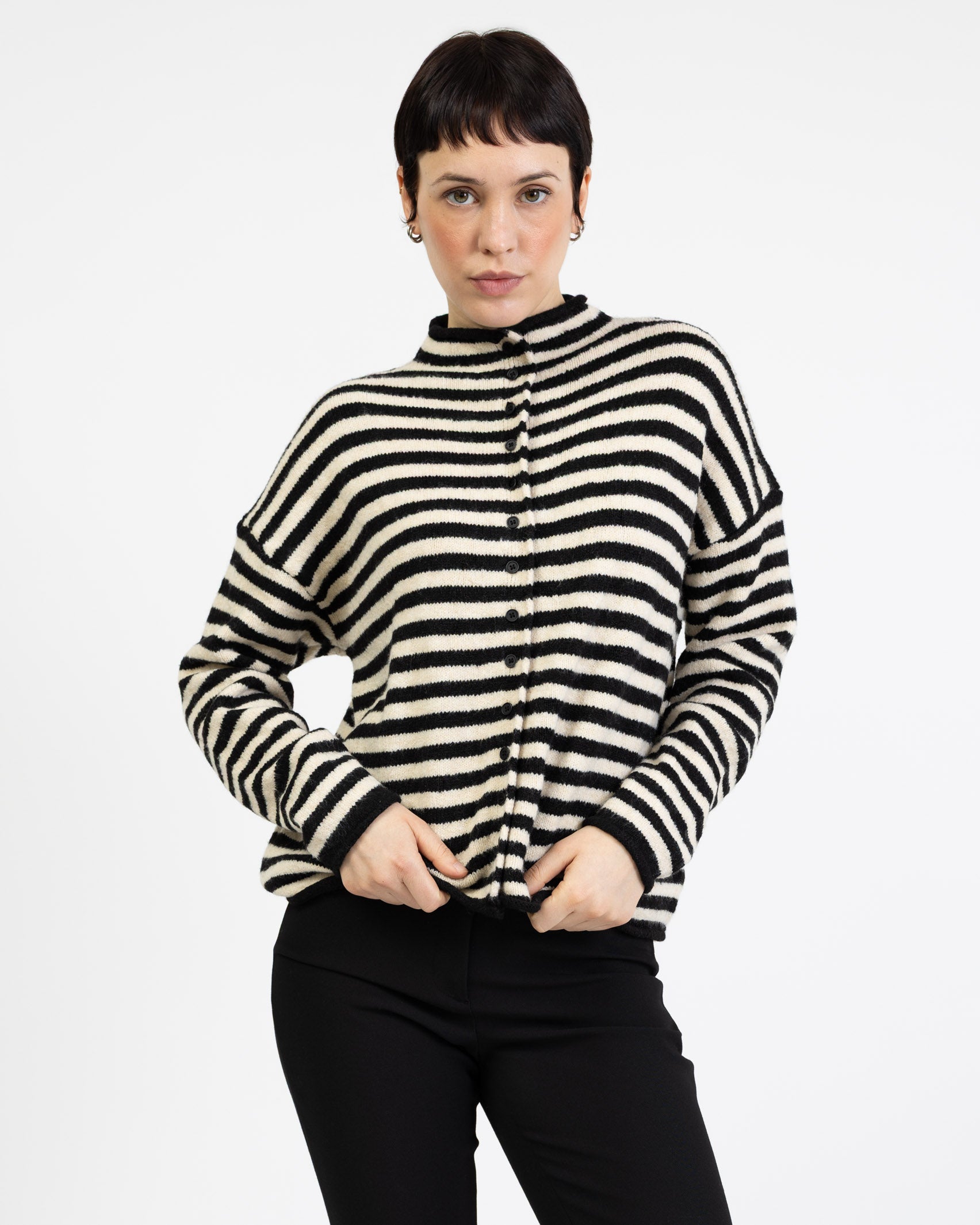 Weite gestreifte Strickjacke