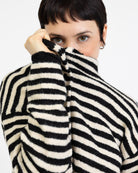 Weite gestreifte Strickjacke