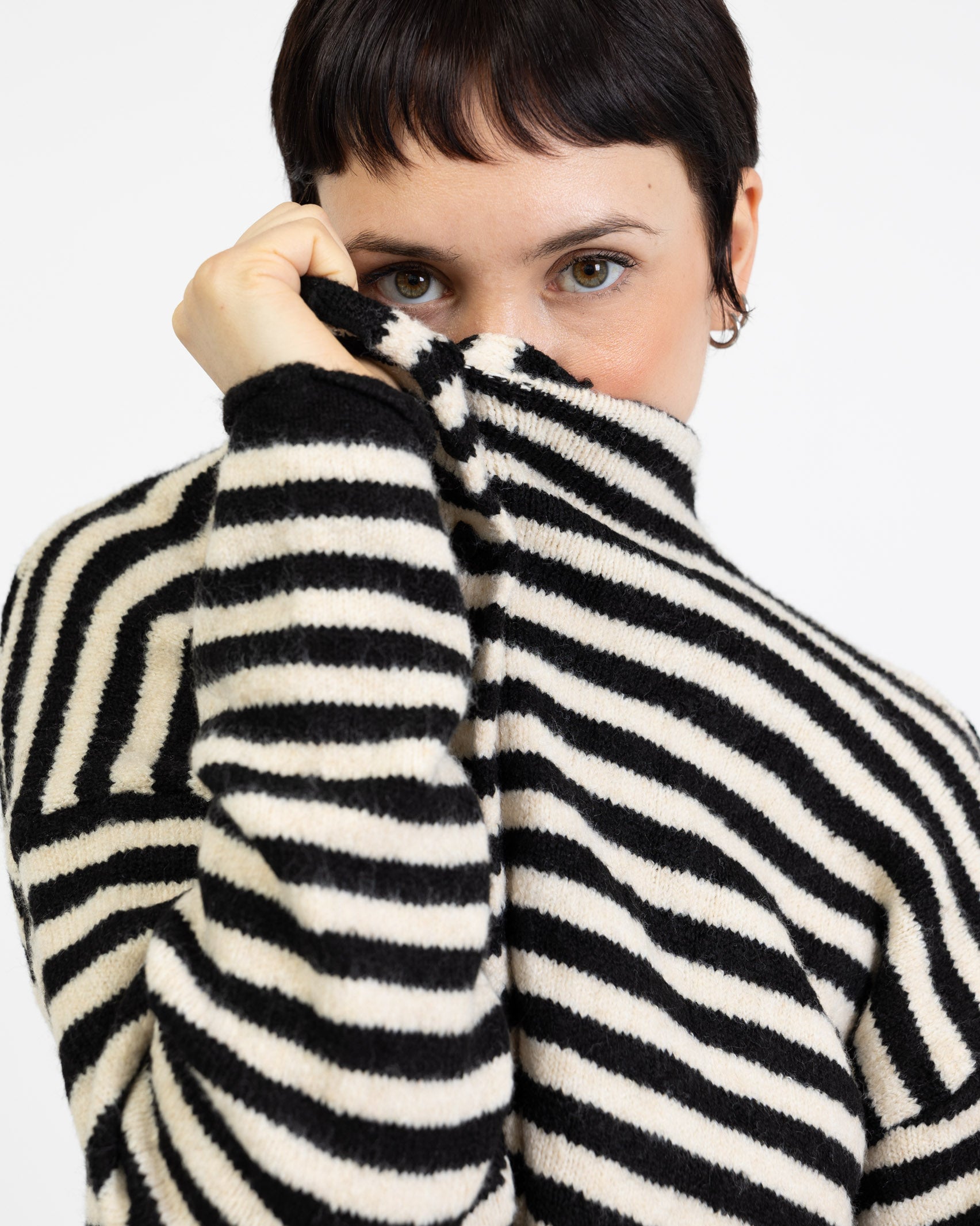 Weite gestreifte Strickjacke