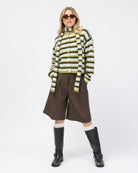 Gestreifte Strickjacke mit Rundhalsausschnitt in Kombination mit brauner Shorts