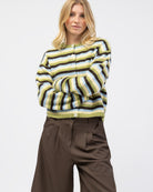 Gestreifte Strickjacke mit Rundhalsausschnitt von vorne