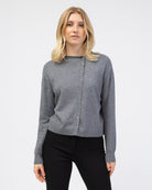 Strickjacke mit asymmetrischer Knopfleiste von vorne