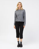 Strickjacke mit asymmetrischer Knopfleiste mit Capri Hose kombiniert