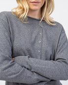 Strickjacke mit asymmetrischer Knopfleiste im Detail