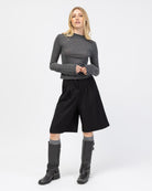 Gestreiftes Langarmshirt mit Rundhalsauschnitt kombiniert mit Shorts und Boots