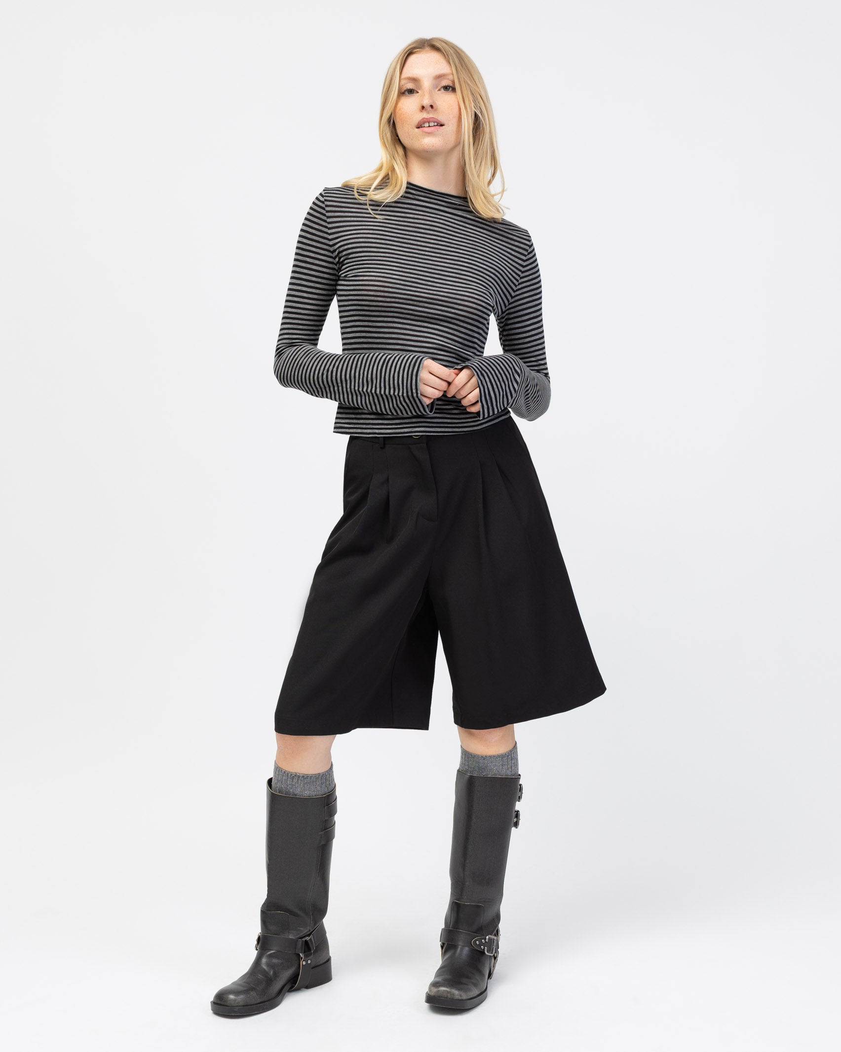 Gestreiftes Langarmshirt mit Rundhalsauschnitt kombiniert mit Shorts und Boots