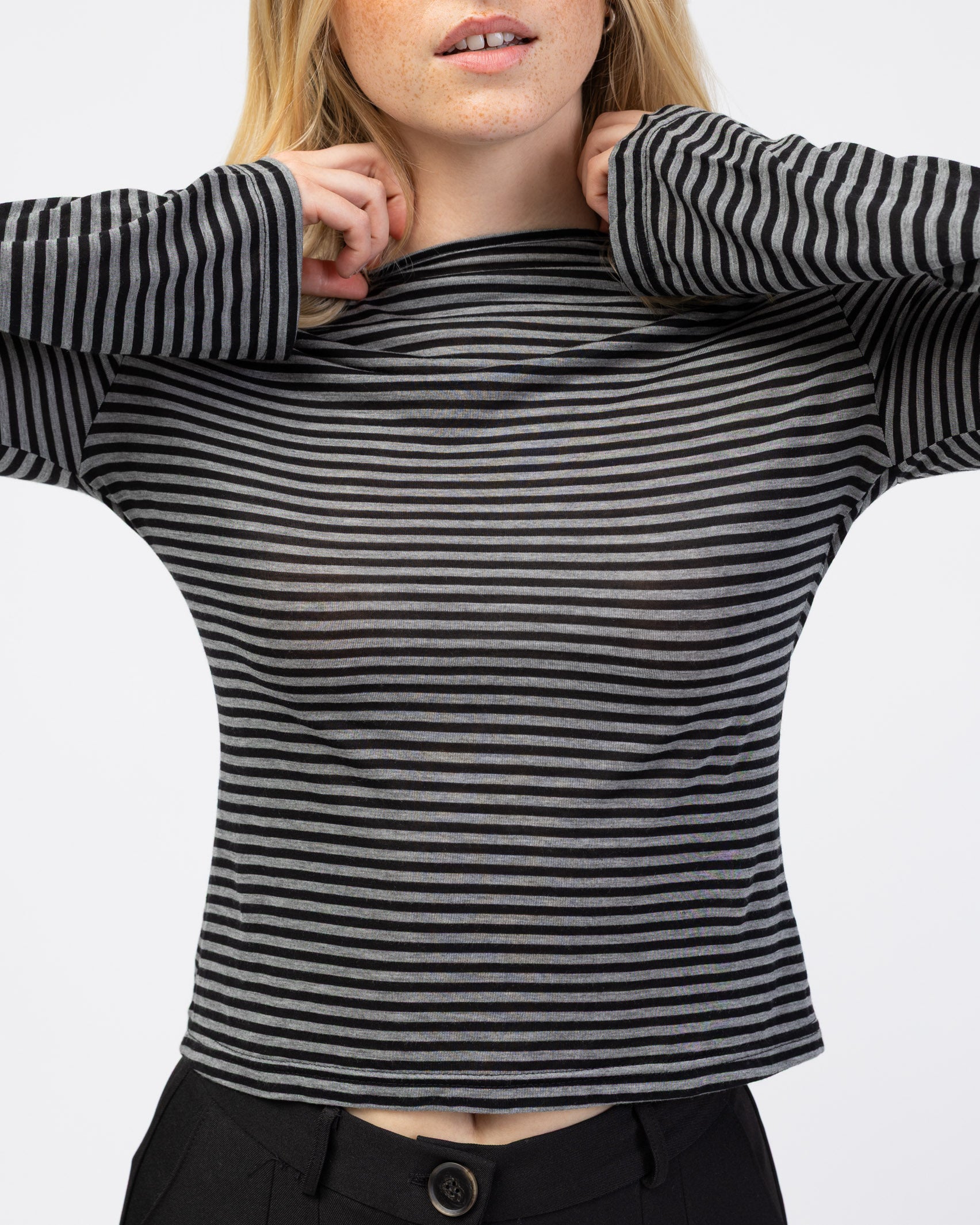 Gestreiftes Langarmshirt mit Rundhalsauschnitt im Detail