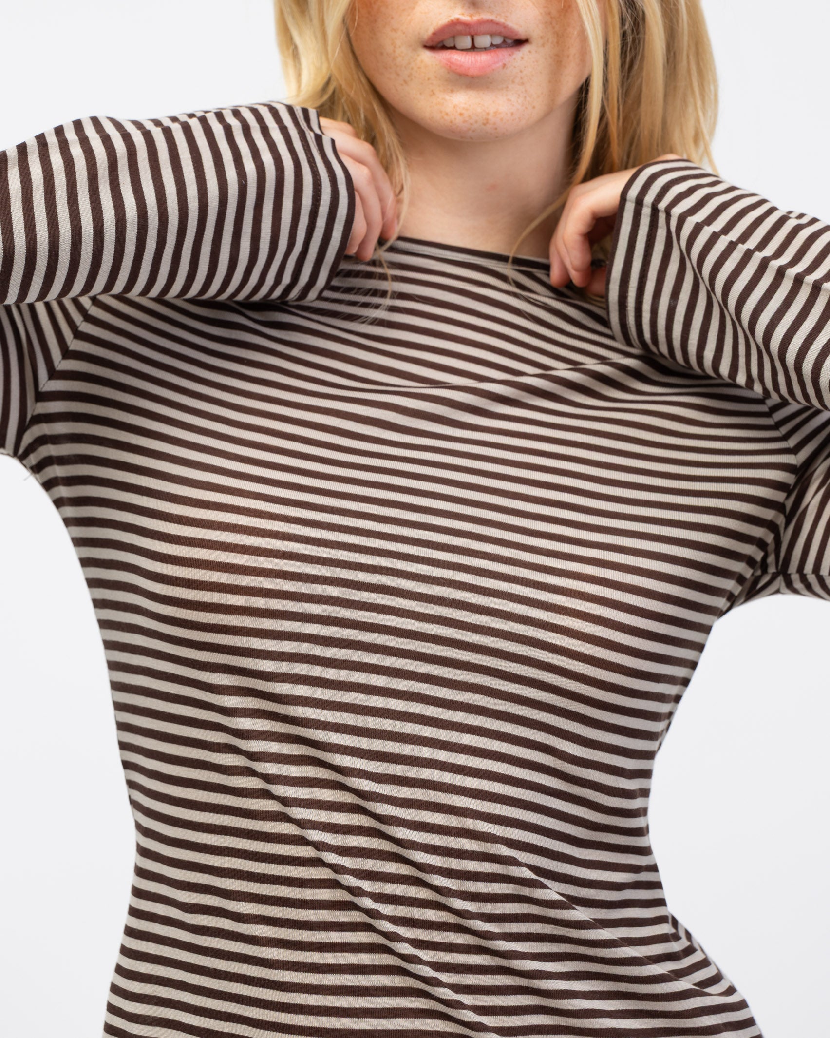 Gestreiftes Langarmshirt als Detailaufnahme