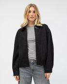 Dünne Jacke mit Kragen von vorne offen